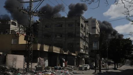 Die israelische Armee teilte am Montag mit, dass sie ihre Offensive im Gazastreifen intensiviert hat und 120 Ziele - unter anderem in Rafah-Stadt - angreift.
