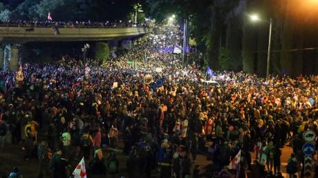 Tausende Menschen protestieren in der Hauptstadt Tiflis gegen das umstrittene Gesetz.