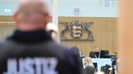 Ein Justizbeamter im Gerichtssaal in Stuttgart-Stammheim.