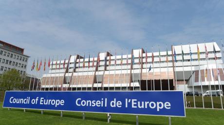 Der Europarat hat seinen Hauptsitz in Straßburg. Zu den 46 Mitgliedern gehören alle Länder der EU, aber auch Großbritannien oder die Türkei.