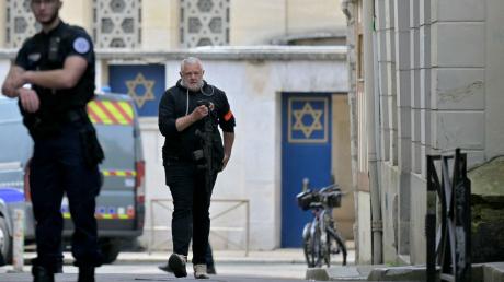 Die französische Polizei hat in Rouen einen mit einem Messer und einer Metallstange bewaffneten Mann erschossen, der im Verdacht steht, eine Synagoge in der Normandie-Stadt in Brand gesetzt zu haben.