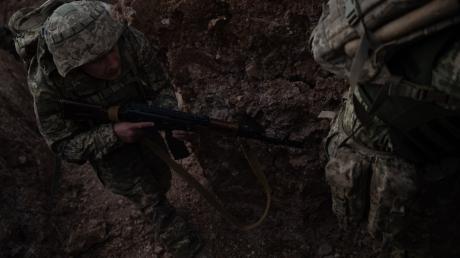 Ukrainische Soldaten beim Training: Ihr Land verteidigt sich seit mehr als zwei Jahren gegen den russischen Angriffskrieg.
