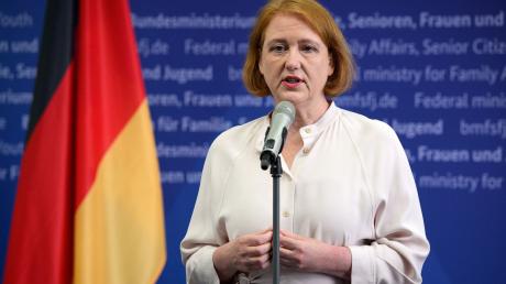 Familienministerin Lisa Paus hat in Berlin Empfehlungen gegen den Fachkräftemangel in Kitas vorgestellt.