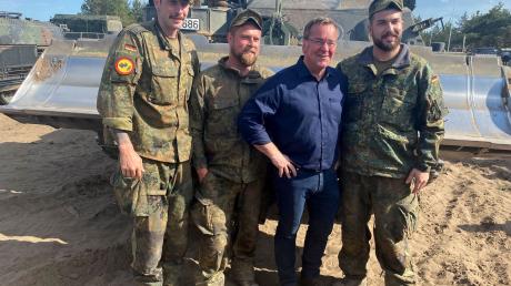 Bundesverteidigungsminister Pistorius mit Soldaten in Litauen.