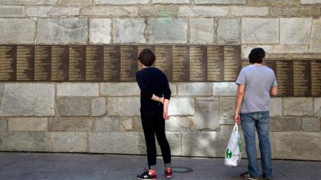 Die Mur des Justes (Mauer der Gerechten) neben der Shoah-Gedenkstätte ist beschmiert worden.
