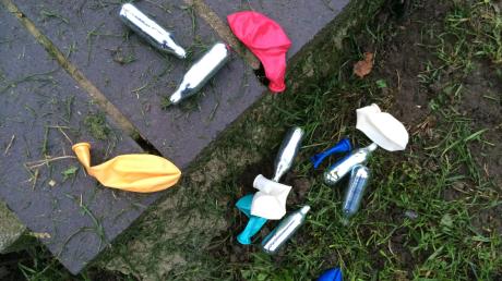 Rausch mit Folgen: Lachgas-Kartuschen und Luftballons in einem Park.