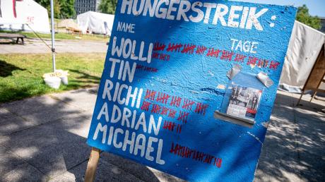 Die Aktivisten wollen mit einem Hungerstreik eine Regierungserklärung des Kanzlers zum Klima erzwingen.