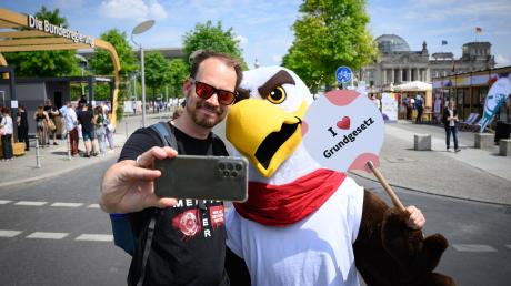 Besucher Bastian aus Bergisch-Gladbach macht mit «Freddi dem Familienadler» ein Selfie: Andenken an die Feier für das Grundgesetz.