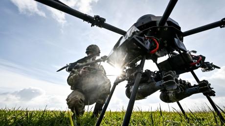 Ein Soldat startet eine Drohne, ein ukrainisches unbemanntes Kampfflugzeug (UCAV).