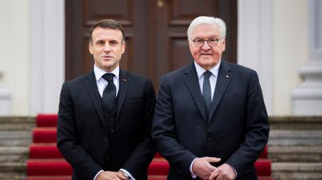 Der französische Präsident, Emmanuel Macron, wird heute in Berlin eintreffen und dann zunächst mit Bundespräsident Frank-Walter Steinmeier das Demokratiefest im Regierungsviertel zur Feier von 75 Jahren Grundgesetz besuchen.