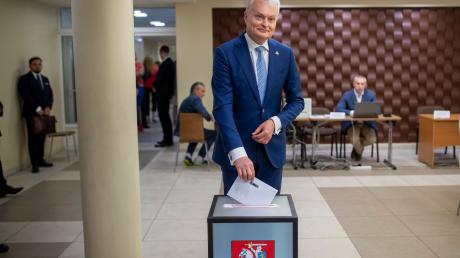 Der litauische Präsidentschaftskandidat Gitanas Nauseda während seiner Stimmabgabe in einem Wahllokal.
