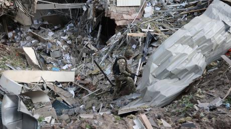 Durch einen russischen Raketeneinschlag wurde vor wenigen Tagen ein Bürogebäude im Zentrum von Charkiw zerstört.