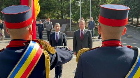 Bundesverteidigungsminister Boris Pistorius (r) wird von seinem moldauischen Kollegen Anatolie Nosatii mit militärischen Ehren begrüßt.