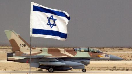 F-16I-Jet der israelischen Luftwaffe (Archivbild). Israels Premier glaubt nicht an einen Erfolg der Iran-Sanktionen ohne militärische Optionen. Derweil wurden erneut Ziele im Gazastreifen angegriffen., dpa