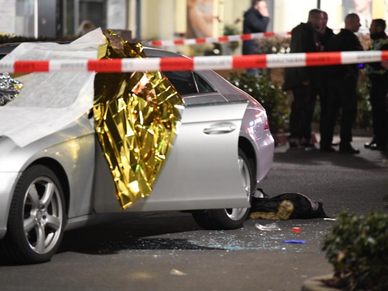 Ein Auto ist mit Thermofolie abgedeckt, neben dem Wagen liegen Glassplitter  und eine Jacke. Foto: Boris Rössler/dpa