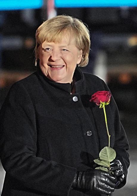 Im Rosenregen: Angela Merkel beim Großen Zapfenstreich zum Abschied aus dem Amt.