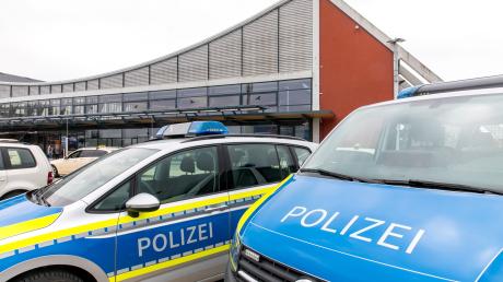 Beamte der Grenzpolizei haben am Flughafen Memmmingen Familien kontrolliert. Dabei konnten sie sieben Schulschwänzer ertappen.