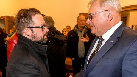 Oberbürgermeister Manfred Schilder (CSU,FDP) gratuliert seinem Nachfolger Jan Rothenbacher von der SPD (links). Der 30 Jahre alte Sozialdemokrat erzielte gleich im ersten Anlauf mit 55,4 Prozent die absolute Mehrheit.