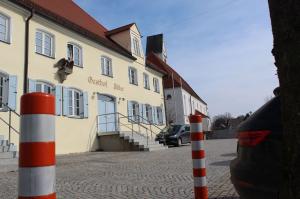 Seit November 2022 hat das Gasthaus „Schwarzer Adler“ in Markt Rettenbach geschlossen. Nun zeichnet sich ab, dass in dem einzigen Wirtshaus im Kernort, das sich direkt neben der Kirche befindet, schon bald wieder Gäste bewirtet werden.