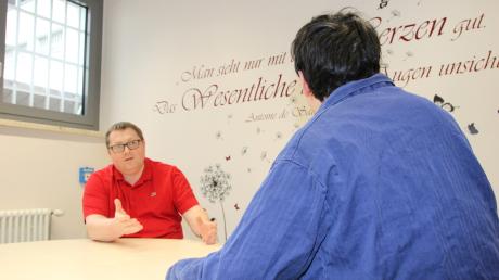 Dennis Zimmermann (links) betreut ehrenamtlich Gefangene in der Justizvollzugsanstalt Memmingen.