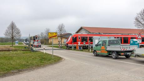 Derzeit wird die Sicherheitstechnik am Bahnübergang in Fellheim im Unterallgäu behelfsmäßig vor Ort gesteuert. Bis die neue Anlage in Betrieb geht, wird es noch eine ganze Weile dauern.