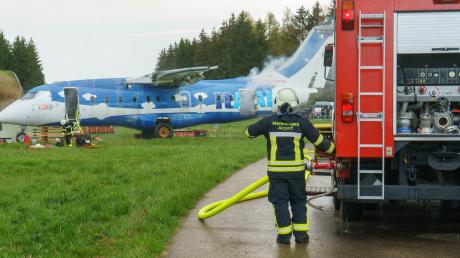An einer großen Notfall-Übung am Flughafen Memmingen waren am Freitagabend rund 100 Einsatzkräfte von Polizei, Feuerwehr, THW und Rettungsdiensten beteiligt.