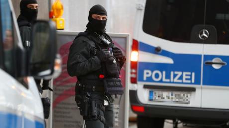 In Elchingen durchsuchte die Polizei mit Spezialkräften eine Wohnung.