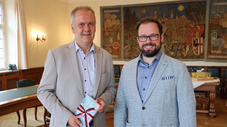 Memmingens Oberbürgermeister Jan Rothenbacher (rechts) hat Markus Weiß als Leiter der Finanzverwaltung der Stadt Memmingen eingeführt.