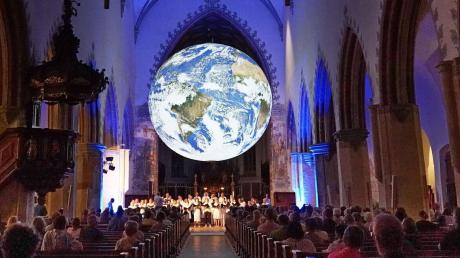 Schon am ersten Abend strömten die Menschen in Scharen zu „Gaia“ in die Memminger Martinskirche. Und die Installation von Luke Jerram blieb während der gesamten Memminger Meile Anziehungspunkt für viele Tausend Besucher und Besucherinnen.