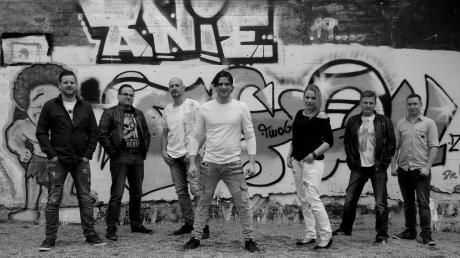 Die Coverrockband „Sin Goblin“ heute (von links): „Günne“ (Gitarre/Gesang), „Boffel“ (Bass), „Vaxe“ (Drums), „Didi“ (Gesang), „Dany“ (Gesang), „Tisi“ (Gitarre/Gesang) und „Jetta“ (Keyboard).