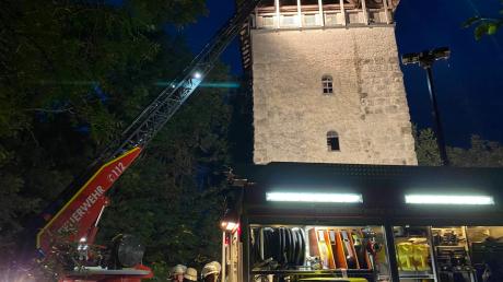 Hoher Sachschaden ist bei einem Brand im Römerturm bei Kaufbeuren entstanden.