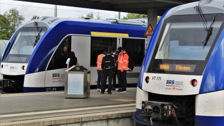Ein junger Mann pöbelte und randalierte in einem Zug der Bayerischen Regionalbahn. Beim Stop in Buchloe flüchtete er. Wie verhalten sich Passagiere in so einer Situation richtig?