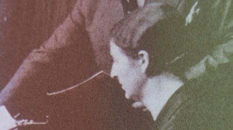 Das Schicksal der Memminger Jüdin Anna M. - das Bild zeigt sie bei ihrer Arbeit als Sekretärin - beleuchtete Autor Robert Domes bei einer Veranstaltung in der Ehemaligen Synagoge Fellheim.