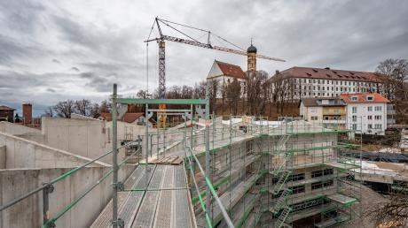 Großbaustelle im Marktoberdorfer Zentrum: Dort entsteht das neue Gebäude für die Grundschule St. Martin. Im Allgäu wird 2024 auch anderswo kräftig gebaut.