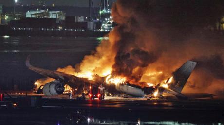 Aus diesem brennenden Flugzeug konnten in Tokio alle Passagiere gerettet werden.