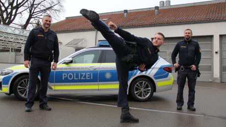 Mika Mathes (Mitte) gehört der Polizeisportfördergruppe an. Seine Sportart: Kata, also Karate. Seine Kollegen Alexander Scharpegge (links, stellvertretender Dienststellenleiter in Memmingen) sowie Christian Biallas (Praxisbegleiter) zeigen sich beeindruckt.