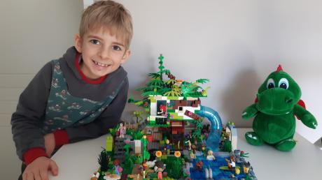 Der siebenjährige Noah Zaumseil zeigt das "Traumhaus", mit dem er und seine Eltern Anne-Kathrin und Stefan es unter die Top 50 bei der diesjährigen Lego-Familienchallenge geschafft haben.