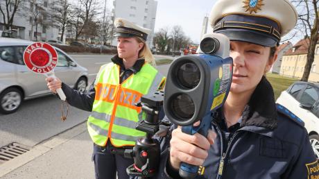 Sabrina Wegmann (links) und Rebecca Daubner von der Verkehrspolizei Kempten geben Einblicke in ein Laser-Messgerät, mit dem der Verkehr überwacht wird.