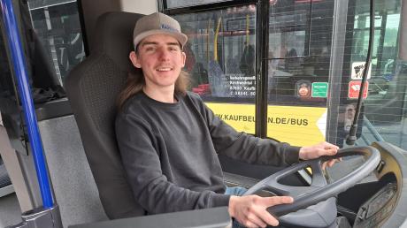 Traumjob gefunden: Nachwuchsbusfahrer Felix Denghel aus Buchloe.