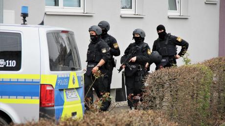Ein Großaufgebot der Polizei war am Mittwoch in Memmingerberg nahe der Zufahrt des Flughafens Memmingen zu Gange.
