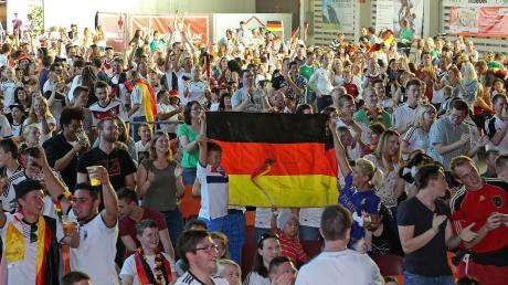 Jubel bei der Fußball-WM 2014: Damals veranstaltete das Kulturzentrum Kaminwerk in Kooperation mit Hitradio RT1 Südschwaben ein Public Viewing in der Memminger Stadionhalle.
