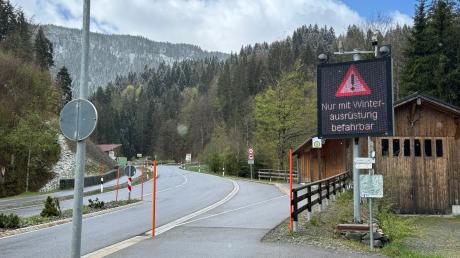 Eine Warntafel am Fuße des Riedbergpasses weist darauf hin, dass man am Dienstag, 16.4.24 mit Winterreifen fahren sollte. Gilt bei Schnee eine Pflicht im Allgäu?