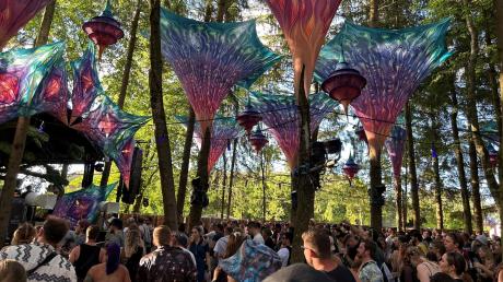 Die "Medusa Jungle" Bühne zählte zu den Highlights des Ikarus-Festivals 2024 bei Memmingen. Doch nicht alles war gut.