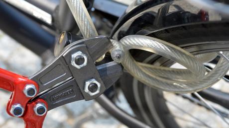 Ein 49-Jähriger soll Fahrräder in einem Gesamtwert von etwa 130.000 Euro gestohlen haben. Über die Ortung eines entwendeten Fahrrades deckte die Polizei die Tatserie auf.