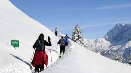 Lawinengefahr in den bayerischen Alpen: Wintersportler, die abseits gesicherter Pisten und Wege unterwegs sind, sollten eine Notfallausrüstung dabei haben. (Foto: Peter Lehner) dpa