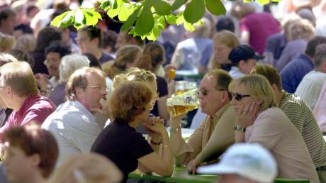 Rauchverbot auch im Biergarten? Die Nichtraucherinitiative München fordert abgetrennte Raucherbereiche in bayerischen Biergärten. 