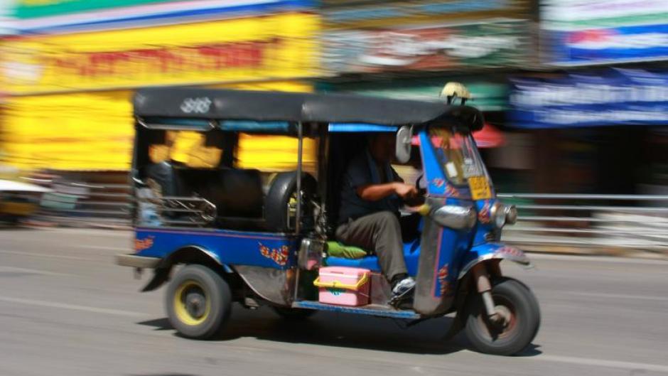 Ein Tuk-Tuk fährt durch Bangkok: Als Tuk-Tuk-Kurier müssen Pooth und Boning bei "Local Hero" die erste Aufgabe bestreiten.