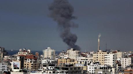 Rauch über Gaza: Urlauber in Jerusalem sollten einige Sicherheitshinweise beachten. Vor Reisen in den Gazastreifen warnt das Auswärtige Amt dringend. Foto: Ali Ali dpa