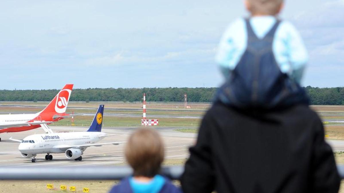 Kindersicherheit im Flugzeug: Mit Kindern sicher fliegen