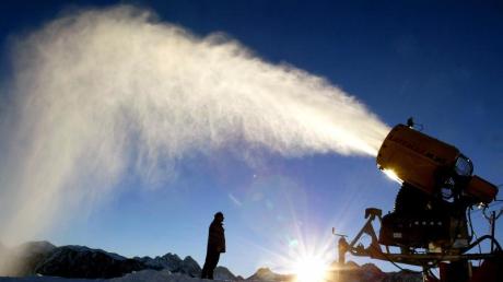 Binnen weniger Tage sind in Tirol zwei Skifahrer ums Leben gekommen. Beide Männer starben nach einem Aufprall gegen eine Schneekanone. Symbolbild